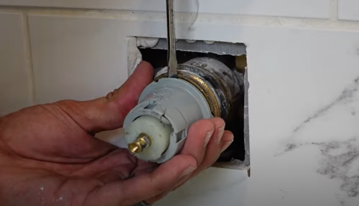 Removing the cartridge in the shower handle