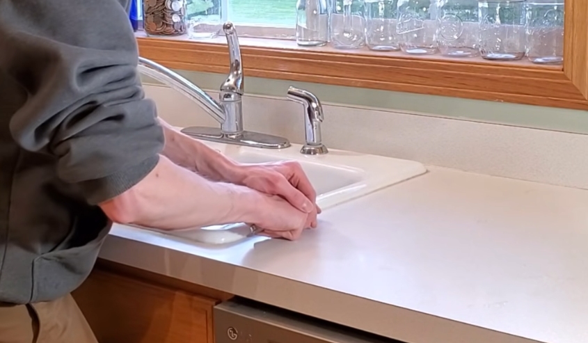 Cutting the edges along the kitchen sink