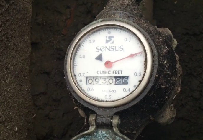 Checking the lo flow indicator for water leaks