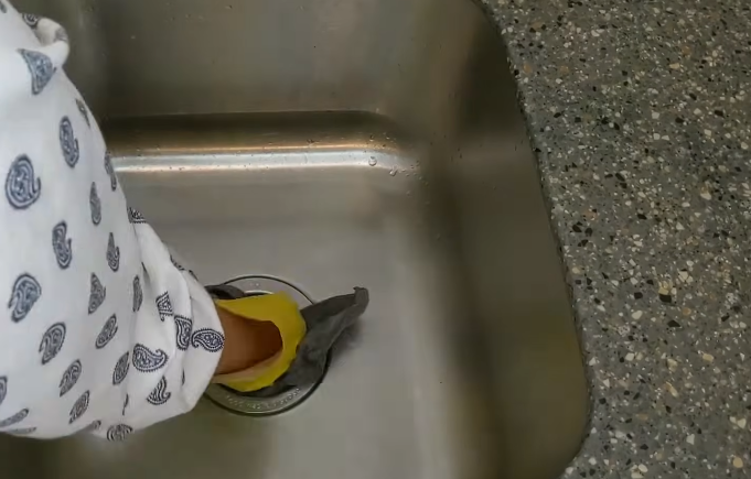 Cleaning the garbage disposal rubber stopper