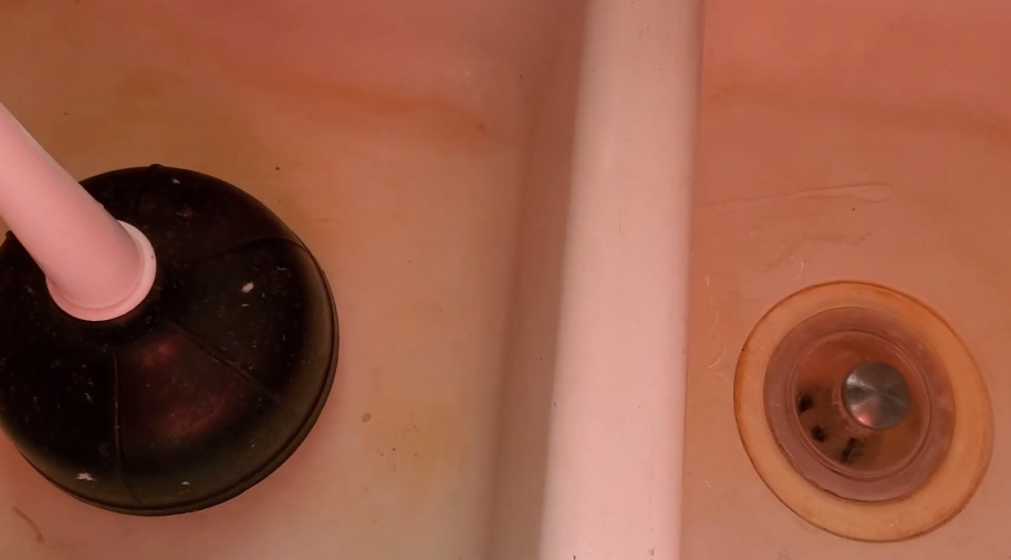 Sealing the seconday drain of the double sink for plunging