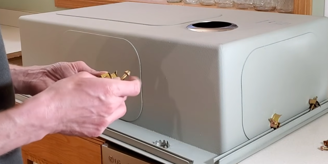 Screwing the attachement fasteners of the new kitchen sink