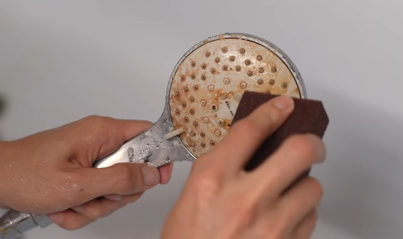 Cleaing faucet aerators and showerheads