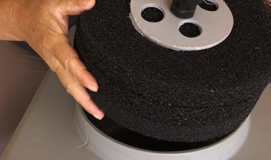Cleaning the filter in a greywater system