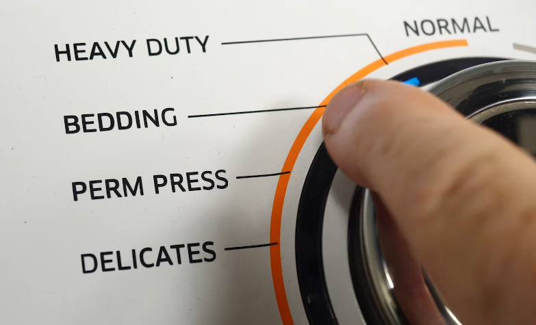 Adjusting load size to conserve water when washing clothes